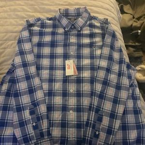 Men’s vineyard vines collared shirt in great condition.
